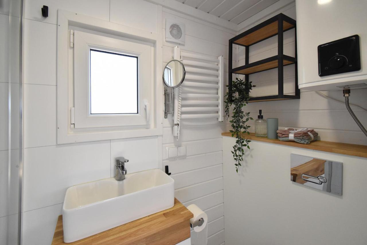 Dadaj Park - Tiny House Villa บิสกูเปียซ ภายนอก รูปภาพ