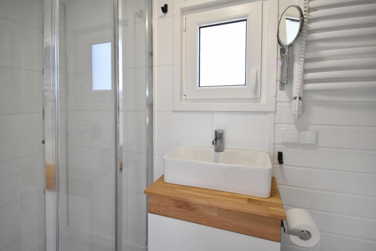 Dadaj Park - Tiny House Villa บิสกูเปียซ ภายนอก รูปภาพ